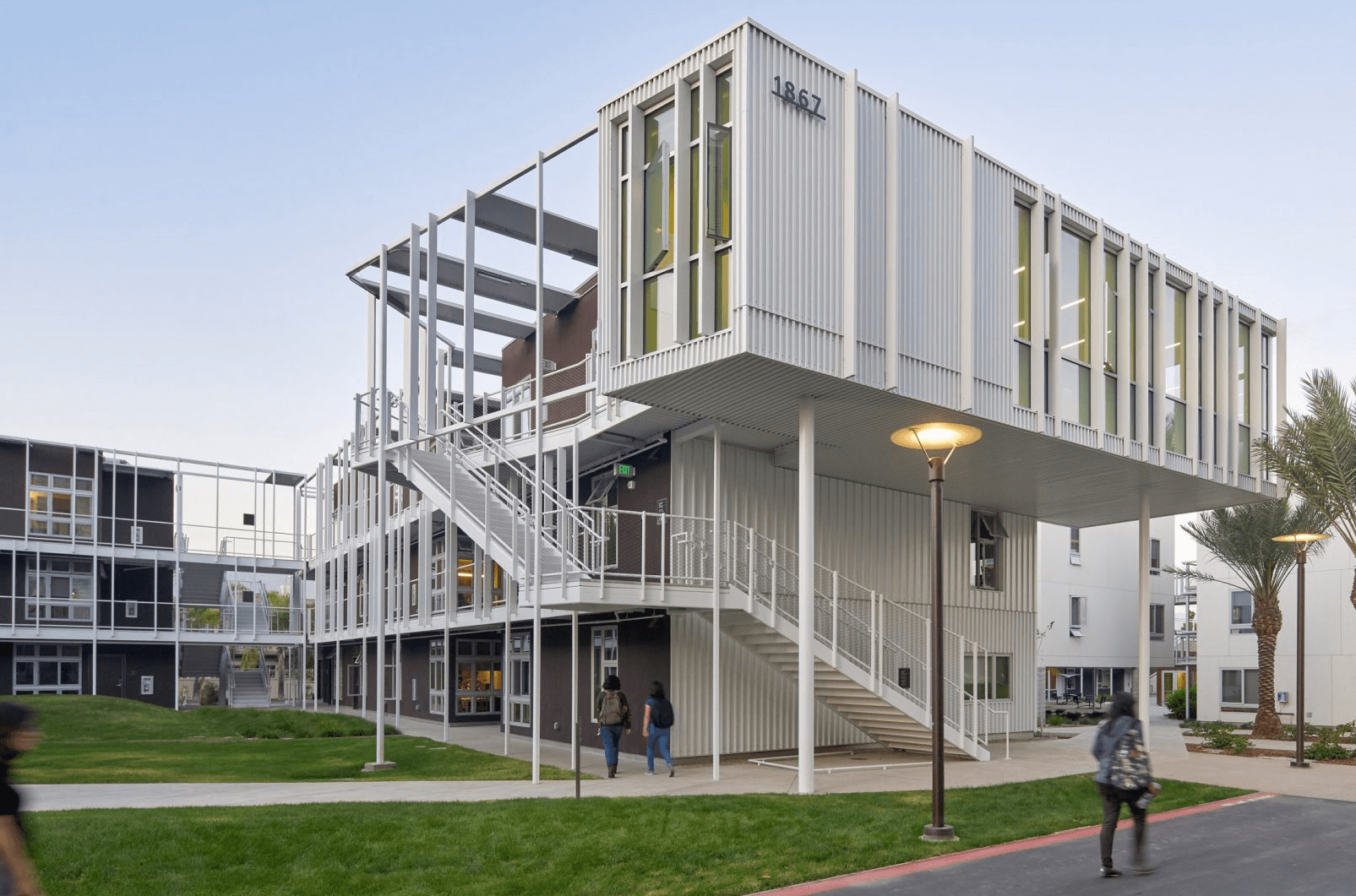 Lorcan O'Herlihy Architects, 2017, Santa Barbara Üniversitesi, Kaliforniya, USA, UCSB San Joaquin Ögrenci Yurdu